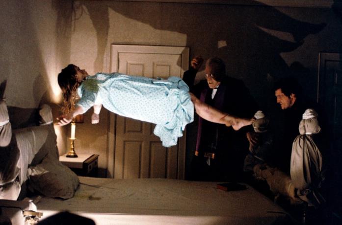 Una scena dal film L'esorcista con la bambina posseduta