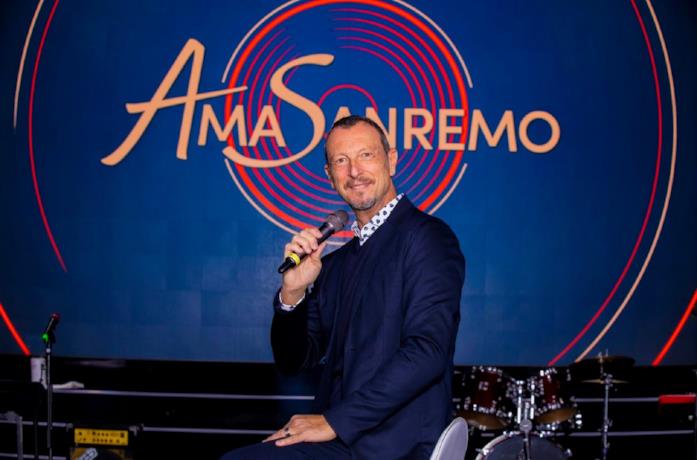 Amadeus con il microfono negli studi di AmaSanremo