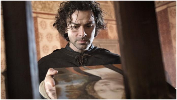 Un primo piano di Aidan Turner nella serie Leonardo