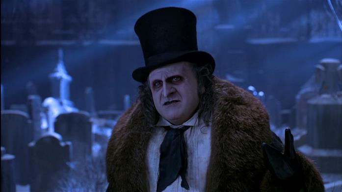 Colin Farrell raccoglie l'eredità di Danny DeVito, è lui il nuovo Pinguino Danny DeVito è Pinguino in Batman - Il Ritorno (1992) di Tim Burton