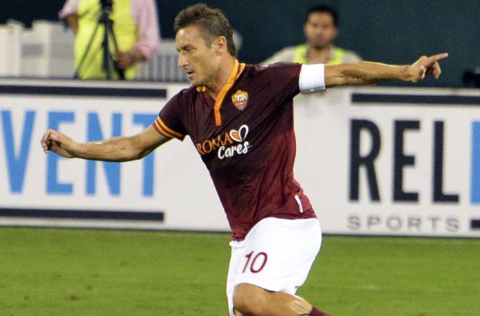 Francesco Totti in campo con la Roma