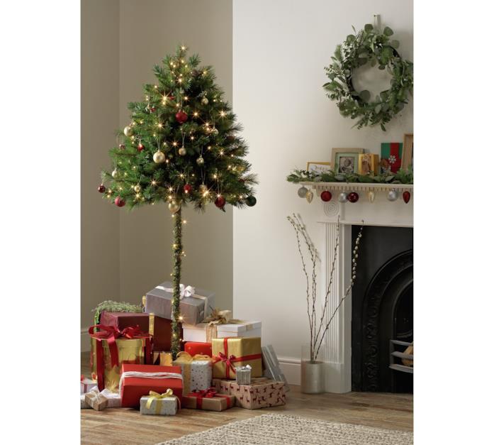 L'albero di Natale di Agros è a prova di gatti L'albero di Natale di Agros agghindato