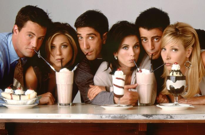 Rachel, Monica, Phoebe, Joey, Chandler e Ross bevono alcuni frullati