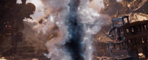 Thanos arriva sulla Terra Thanos arriva sulla Terra attraverso un misterioso portale
