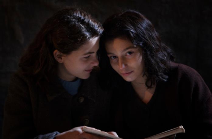 Lenù e Lila leggono un libro