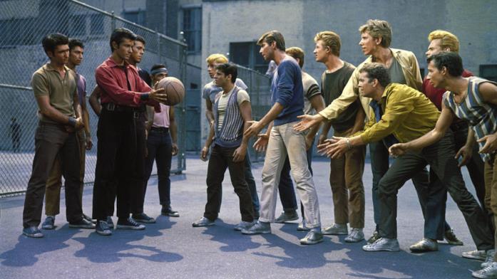 Il cast di West Side Story Le due fazioni di portoricani e bianchi in West Side Story