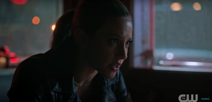 Betty decisa a trovare chi ha ucciso sua sorella Polly nel trailer di Riverdale 5 Betty in una scena dal trailer dei nuovi episodi di Riverdale 5
