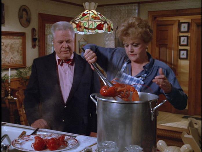 Jessica Fletcher coltiva tante amicizie, sia a Cabot Cove, che in giro per il mondo Un'immagine che ritrae Jessica e il suo amico Seth mentre cucinano