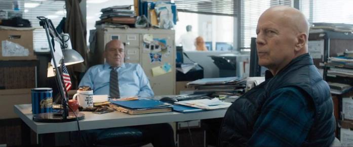 Il giustiziere della notte: Bruce Willis in una scena con Dean Norris Il giustiziere della notte: Bruce Willis e Dean Norris
