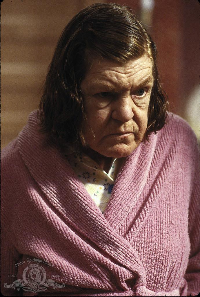Anne Ramsey è la mamma nei Goonies Anne Ramsay in Getta la mamma dal treno, con vestaglia rosa