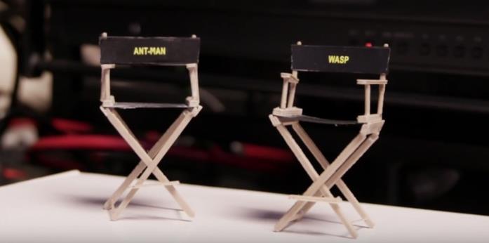Le piccole sedie di due grandi eroi Le piccole sedie sul set di due grandi eroi