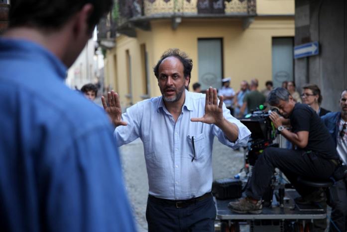 Chiamami col tuo nome Luca Guadagnino dà indicazioni ad Armie Hammer sul set di Chiamami col tuo nome
