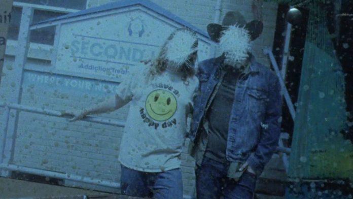 Beta e l'amico zombie in The Walking Dead The Walking Dead svela chi era davvero il Sussurratore Beta