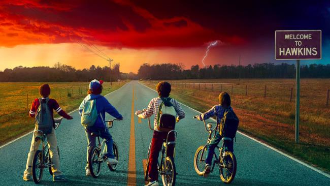 Lucas, Dustin, Mike e Will sulle bici mentre osservano il cielo paranormale di Hawkins