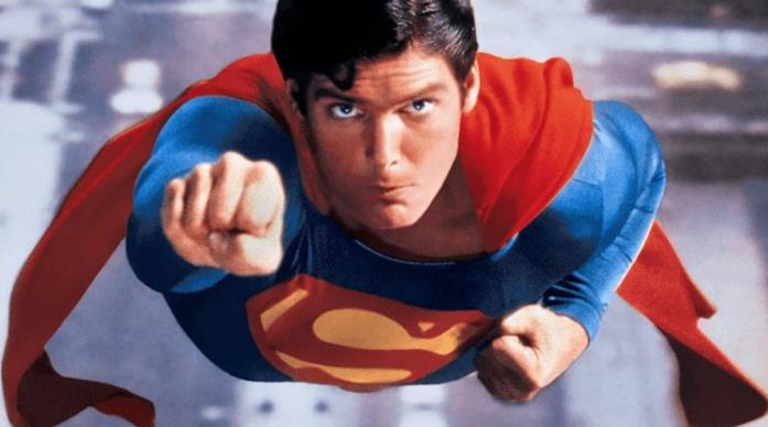 Il Superman cinematografico più famoso: Christopher Reeve. Christopher Reeve in volo nei panni di Superman