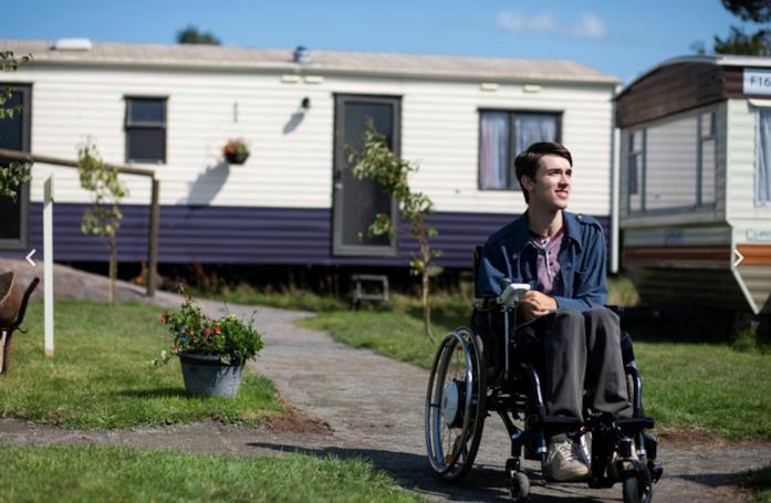 Isaac è un ragazzo disabile introdotto nella seconda stagione Isaac è seduto su una sedia a rotelle