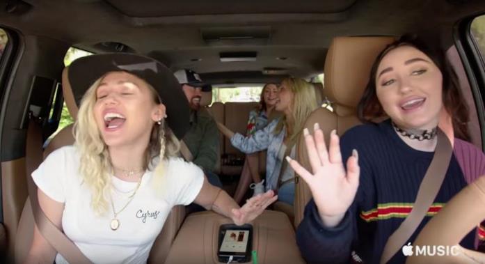 La famiglia Cyrus per il Carpool Karaoke La famiglia Cyrus per Apple Carpool Karaoke