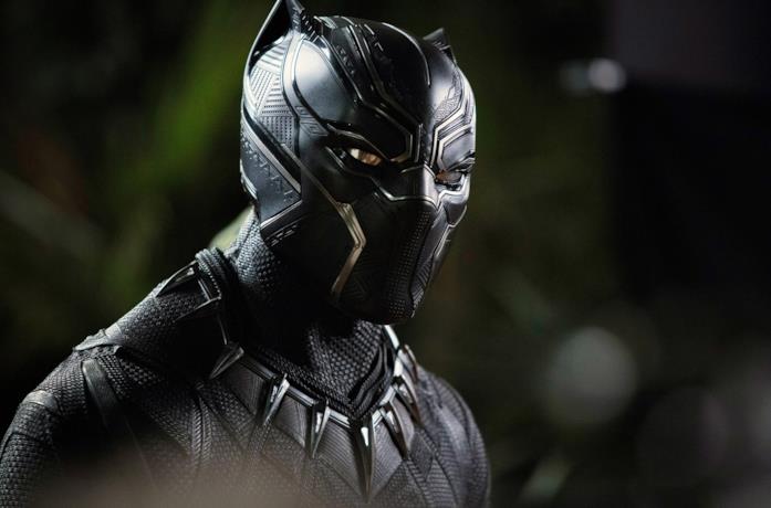 Un primo piano di Chadwick Boseman in una scena di Black Panther