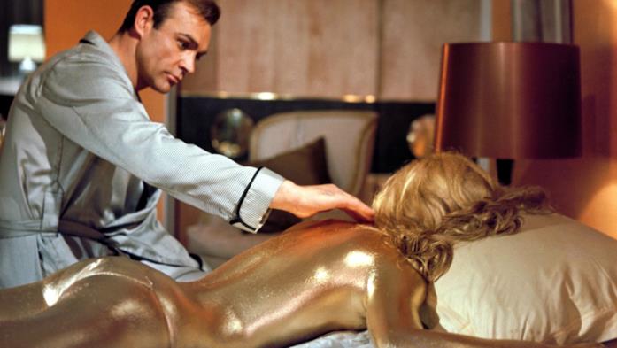 Goldfinger, uno dei film di 007 più iconici Sean Connery nella celebre scena della golden girl