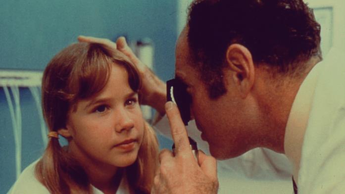 Linda Blair in una scena de L'esorcista Linda Blair in una scena dal medico de L'esorcista