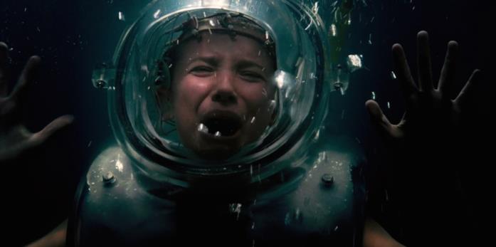 Millie Bobby Brown nel ruolo di Unidici in una scena di Stranger Things Undici dentro lo strumento di deprivazione sensoriale