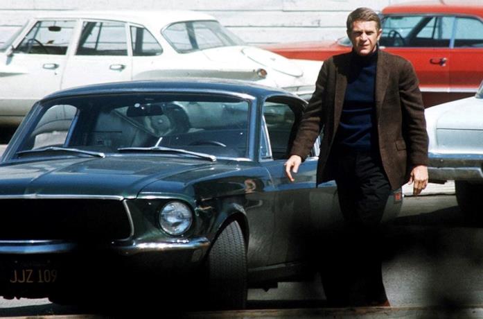 La Mustang guidata da Steve McQueen in una scena del film Bullitt