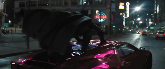 Il cameo di Batman in Suicide Squad Batman di schiena accovacciato sul tettuccio di un'auto colorata