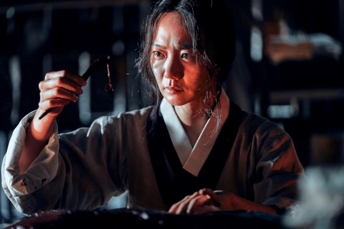 Kingdom: Ashin of the North, gli zombie coreani tornano con uno speciale: trailer e 10 cose da ricordare prima di vederlo Doona Bae in una scena della serie Kingdom