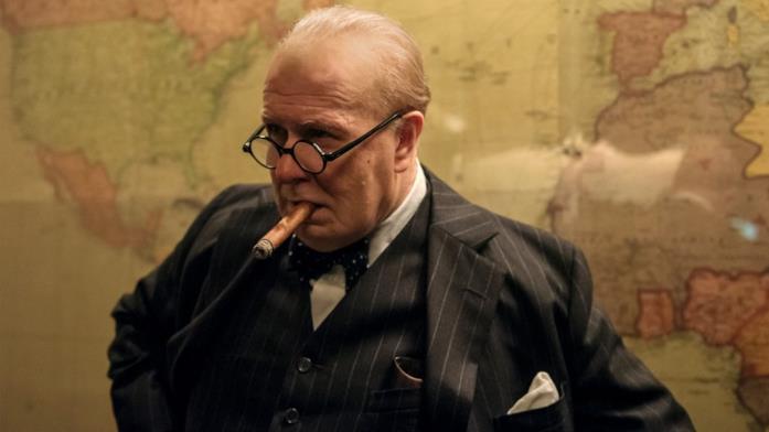Gary Oldman è Winston Churchill ne L'ora più buia Gary Oldman nei panni di Winston Churchill ne L'ora più buia