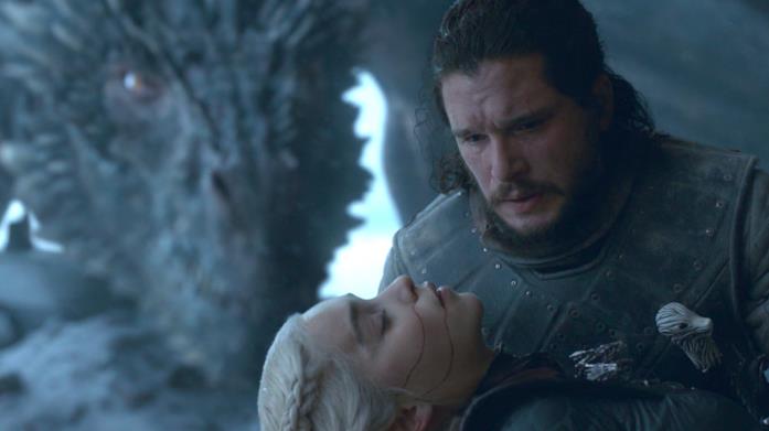 Game of Thrones 8: Emilia Clarke commenta l'epilogo di Daenerys Kit Harington ed Emilia Clarke