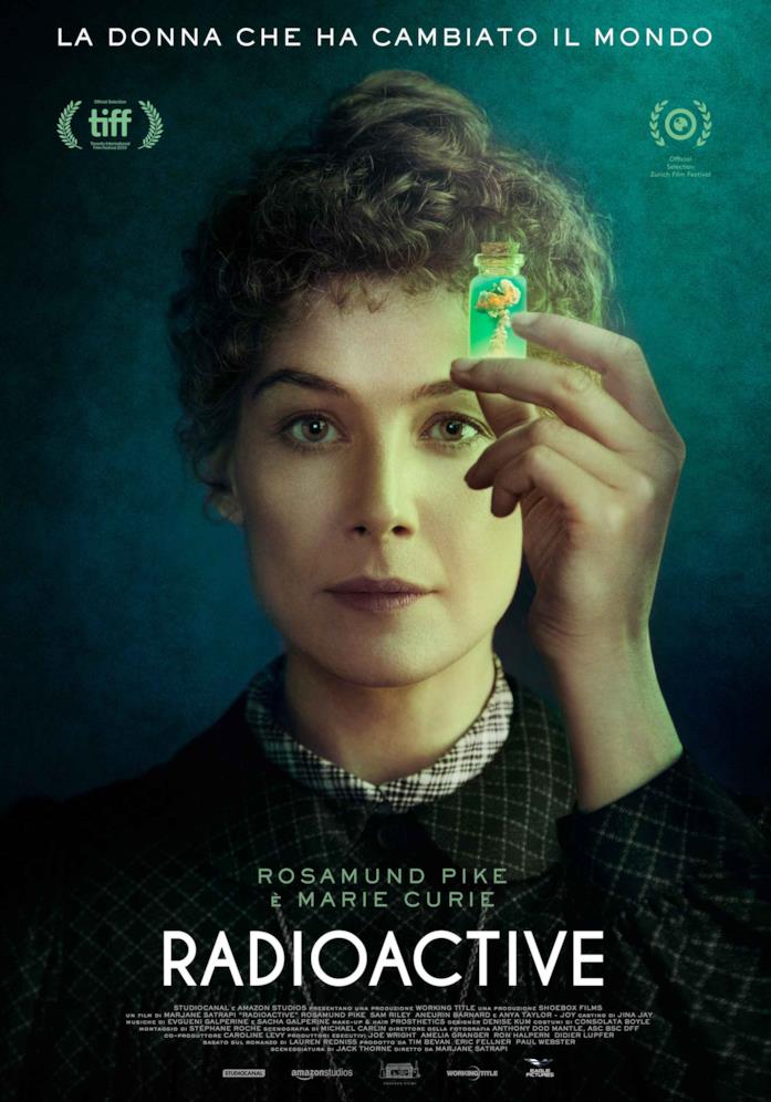 Radioactive, poster e trailer del film Rosamund Pike nel poster di Radioactive