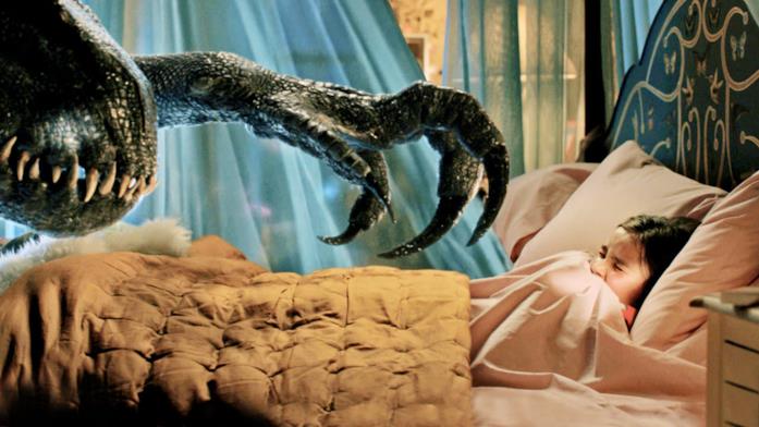 L'Indoraptor spaventa Maisie L'Indoraptor nella stanza di Maisie in una scena del film