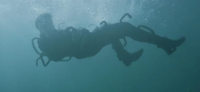 La scena finale di X-Men: Giorni di un futuro passato in cui Wolverine è sott'acqua Logan in acqua