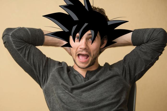 Dylan O'Brien prova una capigliatura particolare Dylan O'Brien prova una capigliatura alla Goku