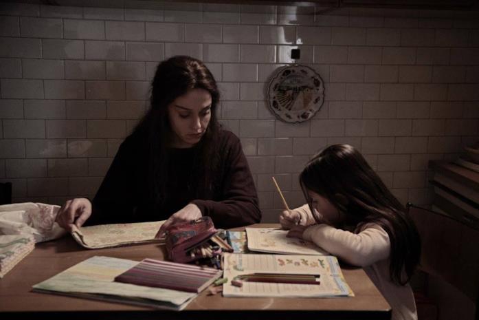 Lea, la storia vera e il film TV con Vanessa Scalera a confronto Vanessa Scalera e Rebecca Capurso in una scena del film Lea