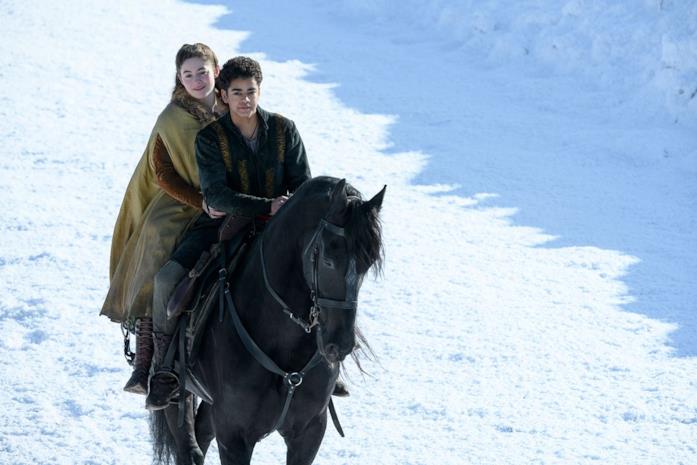 The Letter for the King, le foto e il teaser del ritorno al fantasy di Andy Serkis Ruby Ashbourne Serkis e Amir Wilson in una scena della serie The Letter for the King