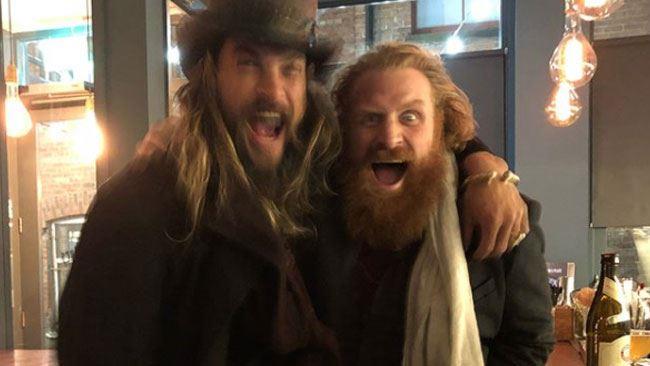 Momoa e Hivju insieme al pub Fratelli per la barba: Momoa e Hivju dopo aver bevuto insieme in un pub di Belfast