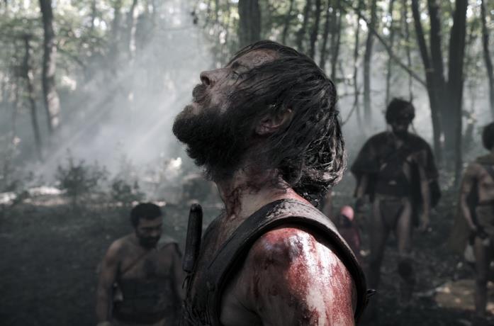 Alessandro Borghi in una scena del film Il primo re