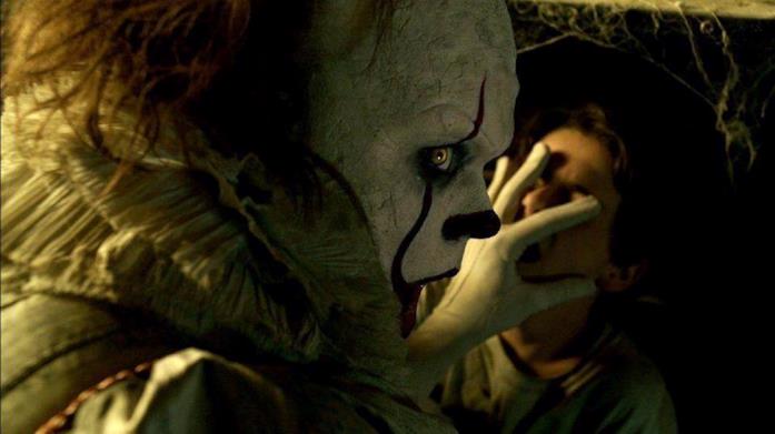 Bill Skarsgård alias Pennywise in IT IT, scena con Bill Skarsgård alias Pennywise