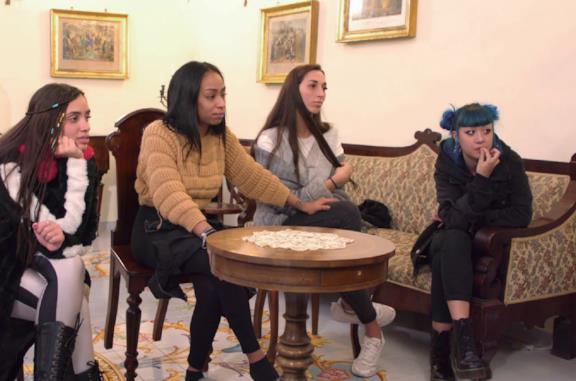 Le protagoniste di Ti Spedisco in Convento sfilano, mentre le suore guardano