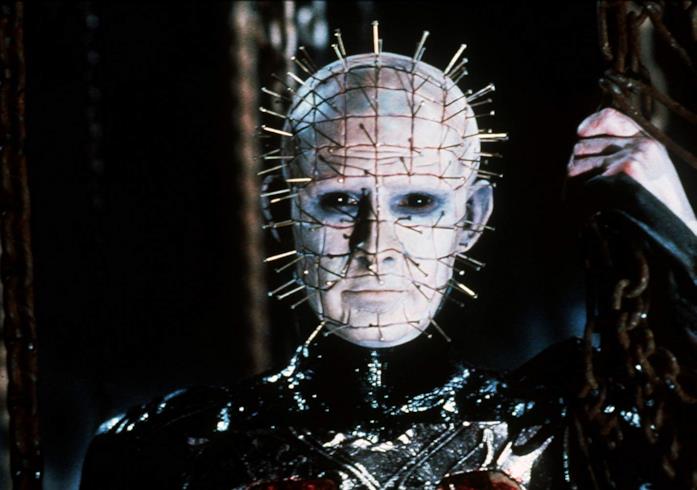 Un primo piano di Doug Bradley nei panni di Pinhead nel film Hellraiser