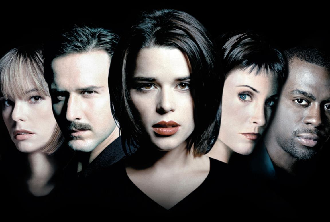 Neve Campbell al centro e gli altri protagonisti della saga di Scream vicino a lei