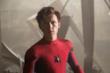Tom Holland con il costume di Spider-Man