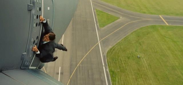 Tom Cruise è rimasto appeso ad un portellone di un aereo cargo per Mission: Impossible - Rogue Natio Un'immagine del film Mission: Impossible - Rogue Nation