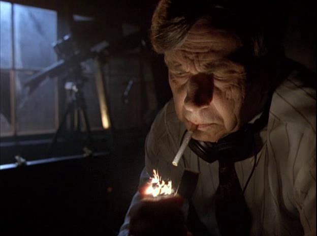 Un'immagine dall'episodio 4x07 di X-Files Un'immagine dall'episodio 4x07 I Segreti del Fumatore di X-Files