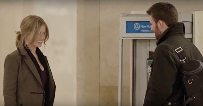 Before We Go Nick e Brooke al telefono pubblico