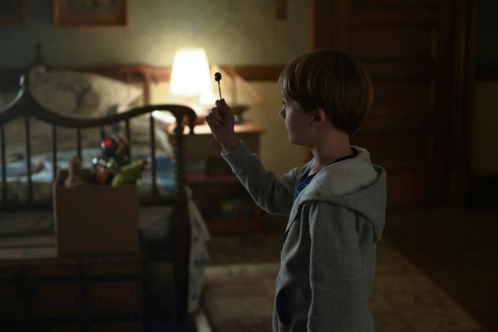 Un protagonista osserva la chiave Il piccolo di casa Locke osserva la chiave apritesta