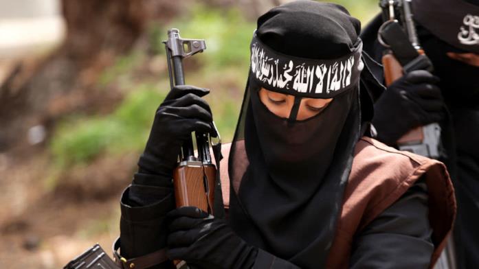 Un'immagine della serie Netflix Corvi neri La serie Netflix Corvi neri che racconta le donne dell'ISIS