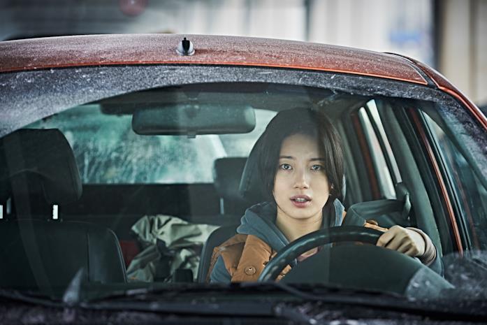 Ashfall - The Final Countdown, di cosa parla il disaster-movie sudcoreano Un primo piano di Bae Suzy in una scena di Ashfall