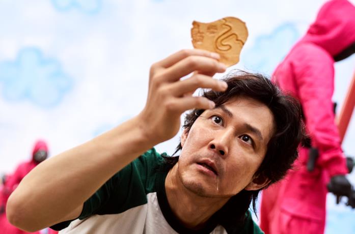 Seong Gi-hun alle prese col gioco del caramello